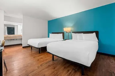 Image de Convenient Room Right in I-22 | 3 Family Ready Stays w/ Free Breakfast