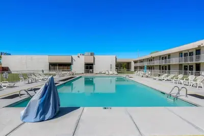Image de Experience Relaxation with Pool and Free On-Site Parking | 4 Affordable Rooms