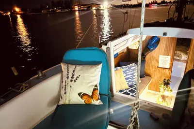 Image de We Survived The Storm! Hurricane Relief Houseboat Rental