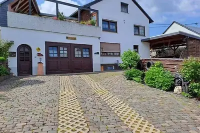 Image de Do-Meyer-Fewo 1 & 2 - Pet-friendly apartments for up to 12 guests in Lieg
