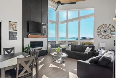 Image de Blue Sage Modern Sleeps 27 with Pickleball and Theater