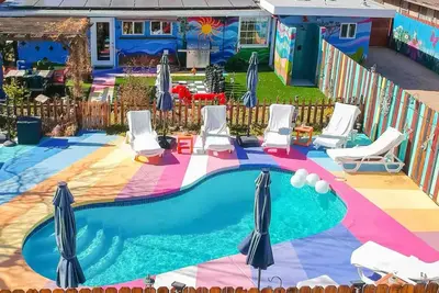 Image de Artists in Wonderland: One-of-a-kind Vibrant Home