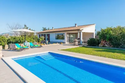 Image de Retraite tranquille au bord de la piscine