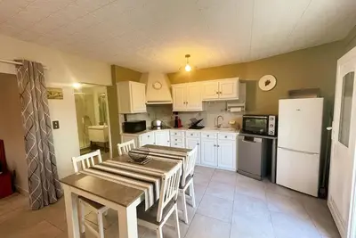 Image de Gîte charmant à Montbazon avec terrasse, jardin et parking