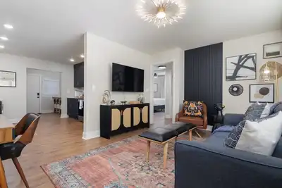 Image de Welcome to Our Bungalow Charmer! <br><br>Step into our cozy and inviting Two-bedroom, One-bath bungalow
