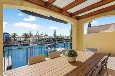Image de Waterfront Canal Villa  with  Private Jetty