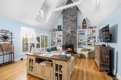 Image de Charming Lakeshore Cottage, Assn Pool, 1 Mile to Beach