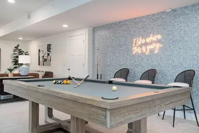 Image de Stunning 5br Villa, Large Hot Tub & Scenic Yard!