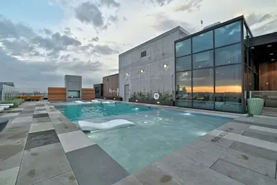 Image de 2bd Luxury Condo | Water Views | Pool | Rainey St