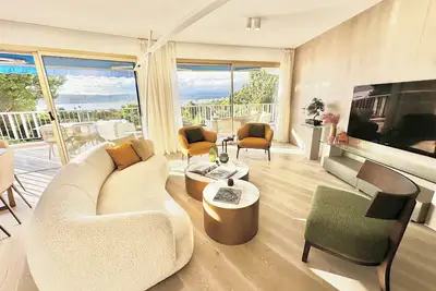Image de Luxury 4-Bedroom Apartment in Cap d'Antibes with Terrace, Sea View, and Pool