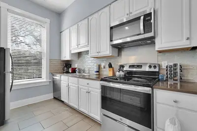 Image de Spacious Updated Home Ideal For Groups W/ Parking by Lucky Savannah