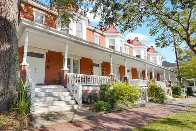 Image de Inviting and Bright Charming Home W/ Parking Near Forsyth by Lucky Savannah