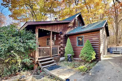 Image de Cozy Cabin | Hot Tub, Fire Pit, Game Room