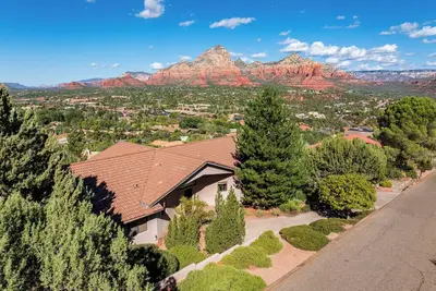 Image de Panorama Peak w/ nearby hiking, hot-tub, & more!