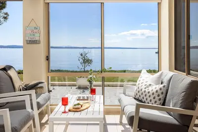 Image de Foreshore Delight offers a tranquil holiday retreat with breathtaking water views