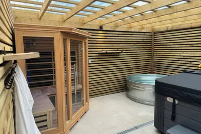 Image de Sleeps14/Sauna/ColdPlunge/Hottub/xboxroom/XLgarden