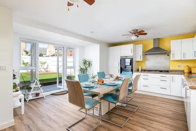 Image de 9 bed home designed for contractors and families