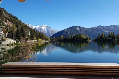 Image de Chalet \/ villa au bord de l'eau avec vue imprenable sur le lac et les montagnes