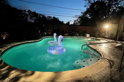 Image de Big Heated Pool w Sunroom, Centrally-loc. Luxury in Houston, Billiards, Sleeps16