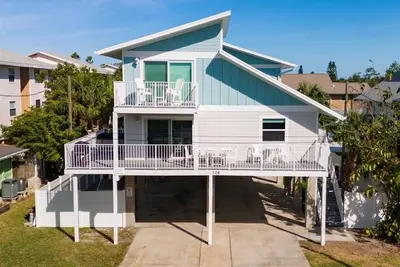 Image de Coastal Boho: Upgraded home w/hot tubs & mini golf - steps to Indian Rocks Beach