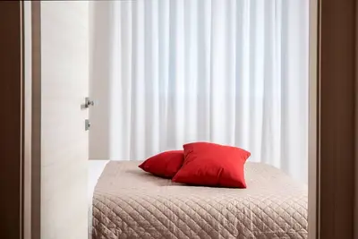 Image de Camelot Apartment Red1