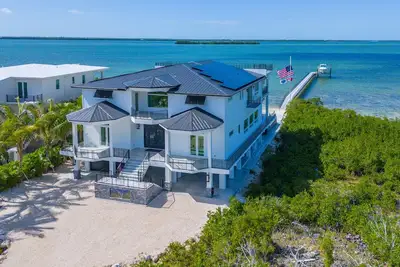 Image de Luxurious 6 Bedroom 8 Bath Open water pool home on Ramrod Key with great boating