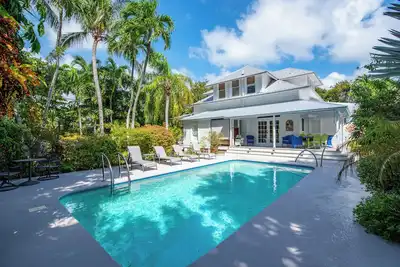 Image de Meadows Manor | Elegant Oasis with Private Pool & Parking! Weekly Rental
