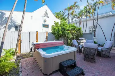 Image de Duval Street Retreat | Dog-Friendly Home w/ Hot Tub, Patio, & Parking