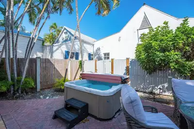 Image de Duval Hideaway | Dog-Friendly Home w/ Shared Hot Tub, Patio & Prime Location