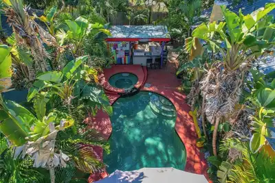 Image de Charmant Bungalow à Ybor City avec Oasis de Piscine Privée