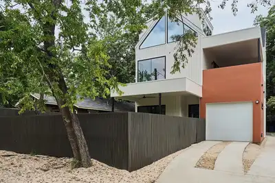 Image de Brand New modern, custom 3-bedroom/3. 5 bath house in wonderful East Austin