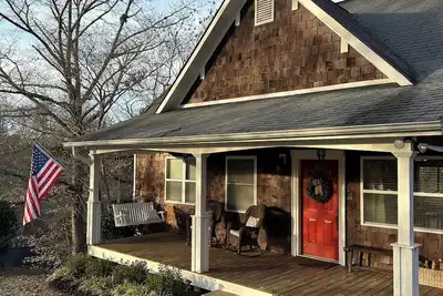 Image de Charming 3 Br Blue Ridge Cottage Just 1 Mile from Downtown.