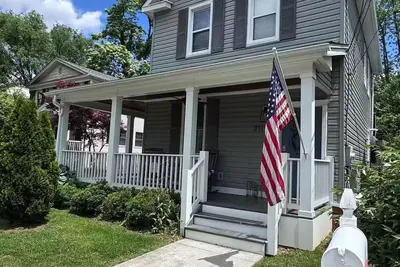 Image de Charming 3-bedroom home in Arlington w/ Hot Tub, Parking Close to Everything Dc