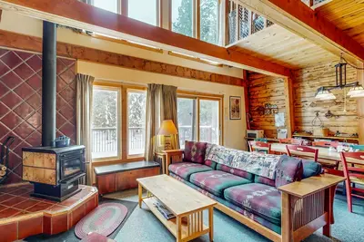Image de Cozy cabin in the heart of nature with wood fireplace, deck & loft