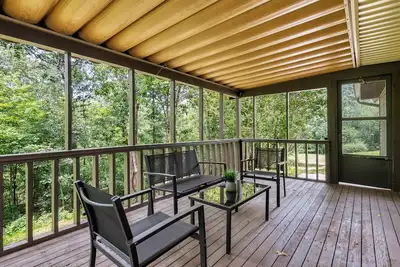 Image de Updated, Cozy home- minutes to Tunnel Vision Trail!