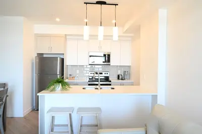 Image de Brand new condo w/ fantastic view at west 17 Ave