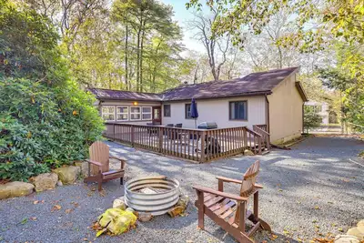 Image de Near Water Parks: Pet-Friendly Tobyhanna Getaway!