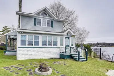 Image de Lake Views & Dock Access - Pittsfield Cottage!