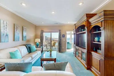 Image de Bright lake view condo with sunroom, elevator, Ac - close to marinas and town