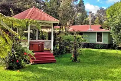 Image de Historic Maid's Quarters Cottage in Volcano Village
