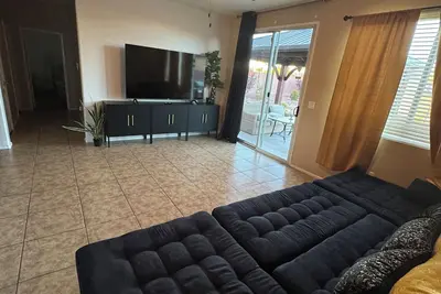 Image de Spacious 5-bedroom house with WiFi and Ac in charming North Las Vegas