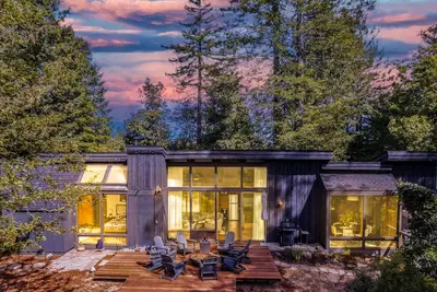 The Hilltop - 5acre Oasis, Views, Hot Tub, Game Room