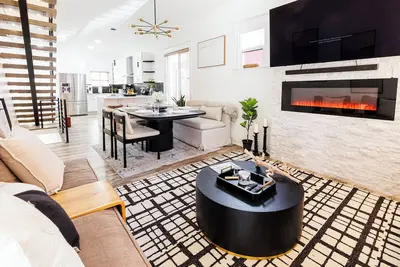 Image de Newly Remodeled Downtown Loft – Free Parking, 5 Bds, Fully Stocked