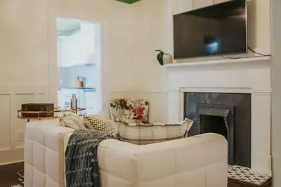 Image de Charming Victorian District Townhome Steps from Forsyth Park