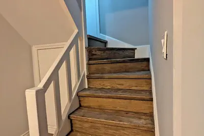 Image de Cosy large 2-bedroom basement apartment in Corso Italia, Toronto with WiFi, Ac