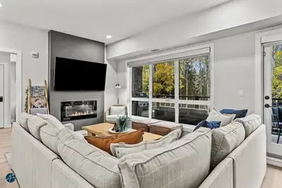 Image de 3 Bed/2 Bath Sparrowhawk Lodge-1st Floor-Creekside