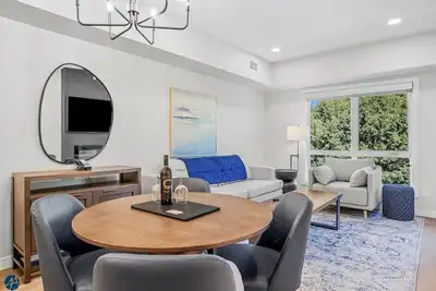 Image de 1 Bed/1 Bath Sparrowhawk-Top Floor/Creekside