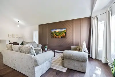Image de Charming 2Bdrm Stay in the Hear of Fenelon Falls | Walk to Lake Cameron