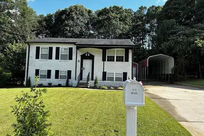 Image de Charming House is delightfully located near the Airport and the city of Atlanta.