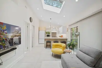 Image de 2bdr Private Garden Suite — Relocation, Business, Travel, Dog-Friendly, Parking